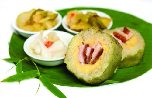 Bánh tét Long An là một món ăn ngon không chỉ của người dân nơi đây mà còn là món quà không thể thiếu của du khách khi du lịch tại đây. Bánh tét Long An ngon nhất là ở thị trấn Đức Hòa. Người Đức Hòa chọn nguyên liệu rất kĩ, nếp lấy từ huyện Châu Thành, Cần Đước, Cần Giuộc. Thịt ba rọi ngon, đậu xanh tròn hạt, chắc, lá chuối to bản. Nhân bánh tét có nhiều loại nhân mặn, nhân ngọt, nhân chuối, nhân dừa. Một lần dùng thử bánh tét Long An du khách sẽ khó có thể nào quên được hương vị thơm ngon của loại bánh độc đáo này. Bánh tét Long An là một món ăn ngon không chỉ của người dân nơi đây mà còn là món quà không thể thiếu của du khách khi du lịch tại đây. Bánh tét Long An ngon nhất là ở thị trấn Đức Hòa. Người Đức Hòa chọn nguyên liệu rất kĩ, nếp lấy từ huyện Châu Thành, Cần Đước, Cần Giuộc. Thịt ba rọi ngon, đậu xanh tròn hạt, chắc, lá chuối to bản. Nhân bánh tét có nhiều loại nhân mặn, nhân ngọt, nhân chuối, nhân dừa. Một lần dùng thử bánh tét Long An du khách sẽ khó có thể nào quên được hương vị thơm ngon của loại bánh độc đáo này.