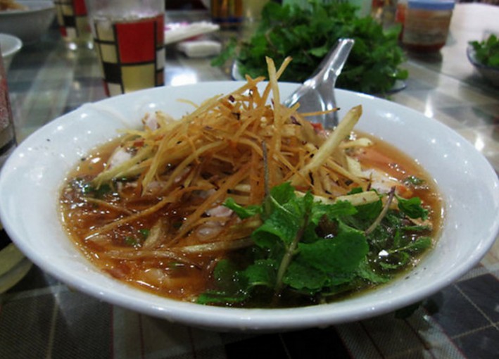 Cuốn sủi hay phở khan là món ăn độc đáo với sợi phở trắng mềm, điểm thêm những sợi mì củ dong chiên giòn thơm, ăn cùng thịt bò, nước sốt sền sệt là sự cộng hưởng của nhiều hương liệu khác nhau. Các hàng cuốn sủi như vậy có nhiều ở Lào Cai, dễ tìm nhất là quán ở gần ga Lào Cai.