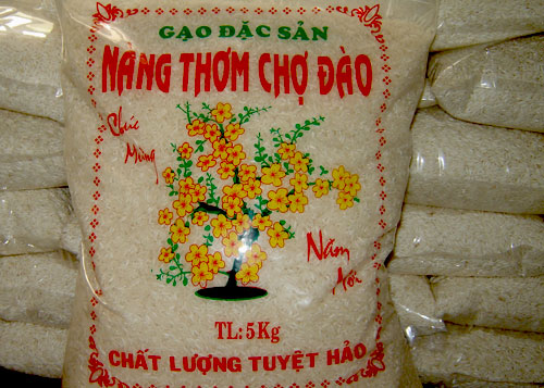 Truyền thuyết dân gian kể rằng, ngày xưa có cô gái tên Thơm quê quán ở bên Sông Vàm Cỏ kết duyên cùng anh trai ở Cần Đước. Từ khi về làm dâu cô Thơm nổi tiếng hiếu thảo, vừa đẹp người, lại đẹp nét, tính tình dịu dàng dễ thương khắp vùng ai ai cũng mến mộ. Khi cô Thơm mang thai chờ ngày sinh nở thì lâm trọng bệnh qua đời. Định mệnh của Thơm vô cùng vắn số. Chôn cất xong, khoảng 100 ngày sau, lạ lùng thay trên mồ cô Thơm mọc lên cây lúa có hột gạo trắng ngần, phát mùi thơm u - ẩn, bên trong hột gạo ửng hồng. Cư dân Cần Đước do ngưỡng mộ nàng dâu hiếu thảo nên lấy tên cô đặt cho giống lúa là lúa Nàng Thơm. Truyền thuyết dân gian kể rằng, ngày xưa có cô gái tên Thơm quê quán ở bên Sông Vàm Cỏ kết duyên cùng anh trai ở Cần Đước. Từ khi về làm dâu cô Thơm nổi tiếng hiếu thảo, vừa đẹp người, lại đẹp nét, tính tình dịu dàng dễ thương khắp vùng ai ai cũng mến mộ. Khi cô Thơm mang thai chờ ngày sinh nở thì lâm trọng bệnh qua đời. Định mệnh của Thơm vô cùng vắn số. Chôn cất xong, khoảng 100 ngày sau, lạ lùng thay trên mồ cô Thơm mọc lên cây lúa có hột gạo trắng ngần, phát mùi thơm u - ẩn, bên trong hột gạo ửng hồng. Cư dân Cần Đước do ngưỡng mộ nàng dâu hiếu thảo nên lấy tên cô đặt cho giống lúa là lúa Nàng Thơm.