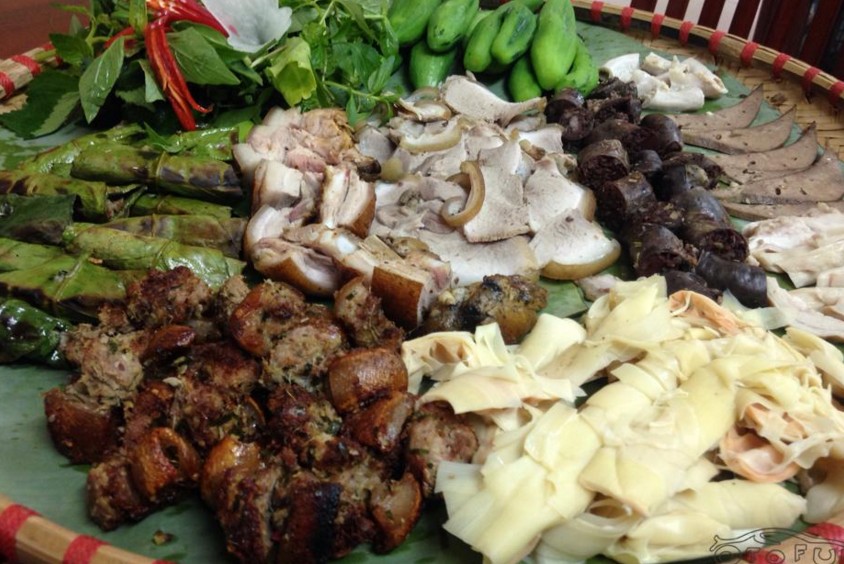 Một điều thú vị khác của ẩm thực Lào Cai là các món ăn chế biến từ thịt lợn cắp nách thơm ngon, giàu dinh dưỡng, đủ các món nướng, luộc, dồi, giả cầy, sườn nấu canh, lạp xường, thịt hun khói. Rồi lợn sữa quay, vịt quay, thơm ngon tạo nên không khí nhộn nhịp, sôi động.