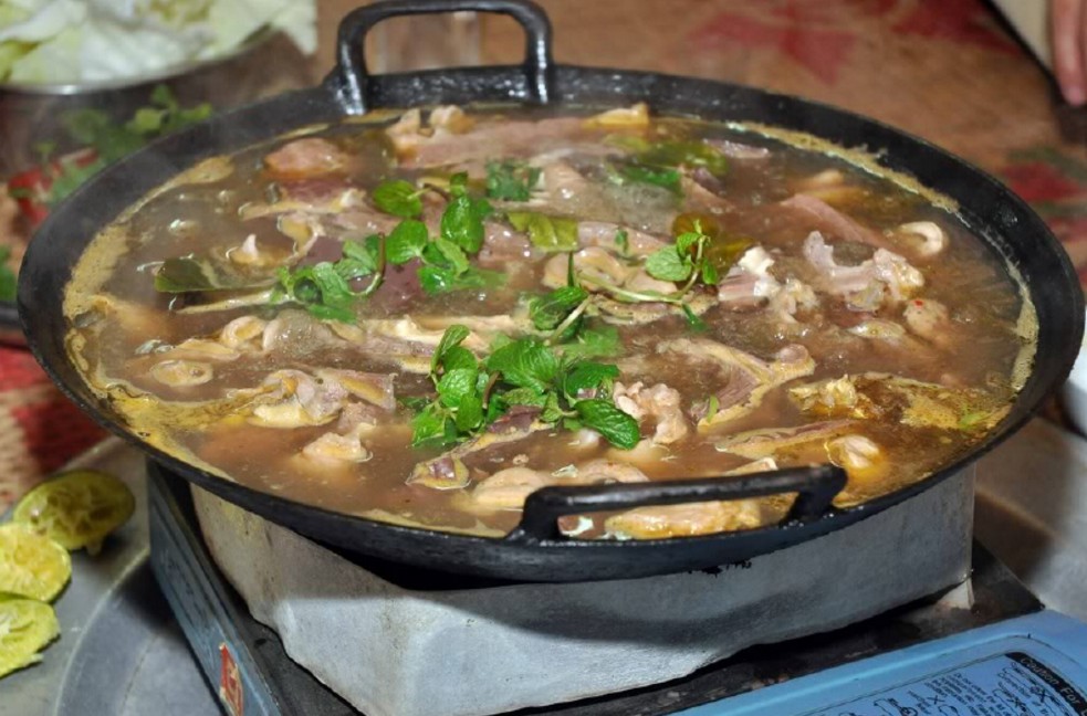 Món đặc sản hấp dẫn thu hút đông người nhất phải kể đến thắng cố. Thắng cố thì vùng núi phía Bắc nào cũng có, nhưng ở Lào Cai lại mang một vị riêng đặc sắc không thể lẫn vào đâu được vì được chế biến từ “lục phủ ngũ tạng” của con ngựa. Gia vị kèm theo không thể thiếu gồm thảo quả, địa liền cùng với hạt dổi, củ sả, quế chi… được tẩm ướp với thịt trước lúc đem xào rồi chế nước hầm nhừ trong chảo lớn.