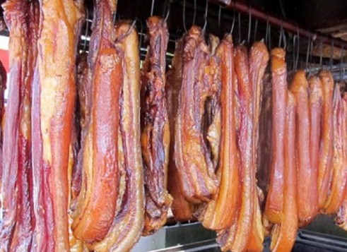 Trong các món ngon được chế biến từ thịt lợn thì thịt lợn muối là một trong những món ngon trong danh mục ẩm thực của đồng bào vùng cao Lào Cai. Khi sử dụng thịt lợn muối có thể rang hay nướng tuỳ theo khẩu vị của từng Đăng ký và nhận 60K 24 bao lì xì miễn phí mỗi ngày. Khi ăn, chúng ta có những cảm giác khác nhau. Có vị cay của giềng và ớt, vị thơm của quế, vị hơi chát của lá mít và lá trầu không.   Đồng thời, một vị đặc trưng của thịt lợn muối là vị chua hoà lẫn vị mặn của muối, miếng thịt giòn và rắn chắc. Thịt lợn muối làm giảm đi độ béo và ngấy của mỡ. Khi ăn, chúng ta có thể lấy lại cảm giác về vị giác khi đã ăn quá nhiều đồ ăn khác mà không có cảm giác ngon. Thịt lợn muối là món ăn dân dã của người dân vùng cao đặc biệt là người Tày ở Bảo Yên.