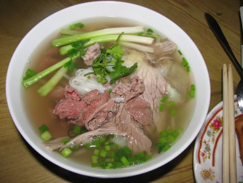 Dẫu nhắc tới phở, nhiều người vẫn quen nhớ gọi tên Hà Nội nhưng ít ai biết nguồn gốc của phở ở Hà thành hay Nam Định cho tới nay vẫn còn là đề tài tranh cãi. Nếu phở Hà Nội phong phú, đa dạng nguyên liệu cũng như cách thưởng thức thì phở Nam Định chỉ là các biến tấu từ phở và thịt bò. Phở bò Nam Định được nấu theo công thức bí truyền của mỗi Đăng ký và nhận 60K 24 bao lì xì miễn phí mỗi ngày nhưng vẫn có nét đặc trưng ở nước dùng ngậy thơm đậm đà, bánh phở nhỏ sợi và thịt bò ngọt, mềm.