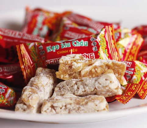 Đặc sản Nam Định trong trí nhớ của nhiều người có khi lại là vị ngọt ngào, giòn tan, bùi ngậy của những viên kẹo lạc sìu châu. Chỉ từ những hạt lạc, hạt vừng, qua bàn tay khéo léo của người dân xứ thành Nam đã tạo nên thứ quà quê đậm đà mà tinh khiết. Kẹo sìu châu gần giống với kẹo lạc, nguyên liệu làm kẹo Sìu châu cũng tương tự gồm lạc, vừng, đường, mạch nha nhưng đặc sản Nam Định thường dùng nhiều lạc ít nha nên thơm và ngon hơn.  Kẹo sìu châu được ưa chuộng đặc biệt mỗi dịp Tết đến xuân về. Ăn miếng kẹo Sìu châu giòn tan, thơm bùi và ngọt thanh mà không dính răng. Thưởng thức kẹo cùng một chén trà nóng trong không khí se lạnh và lất phất mưa xuân thì ngon không gì bằng.