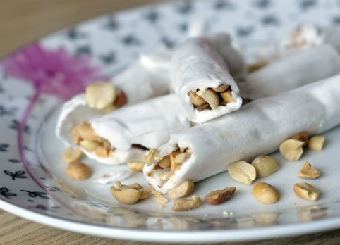 Kẹo dồi có xuất xứ từ tỉnh Nam Định, ban đầu chỉ được bán trong các chợ ở một số làng quê trong tỉnh. Dần dần, nó đã trở thành một món quà quê, một đặc sản của vùng, tiến đến thành phố và tỏa đi nhiều nơi. Sở dĩ kẹo có cái tên thú vị như vậy bởi nó mang hình dạng giống như món dồi rất được ưa chuộng tại khu vực miền Bắc - Việt Nam. Kẹo có lớp vỏ màu trắng đục, giòn tan, bao tròn lấy nhân lạc rang bùi thơm, ăn không bị quá ngọt hay ngấy. Cùng với kẹo lạc, kẹo dồi là thứ quà nhâm nhi với nước chè xanh được nhiều người ưa chuộng.
