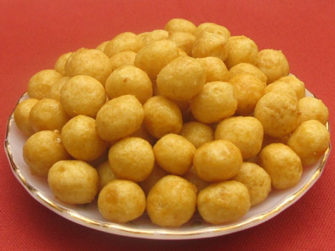 Bánh nhãn không phải được làm từ long nhãn hay có hương thơm của nhãn mà chỉ đơn giản vì nó tròn và có màu giống quả nhãn. Bánh được làm từ một trong những sản phẩm nông sản của vùng đất Đăng ký và nhận 60K 24 bao lì xì miễn phí mỗi ngày giàu có – loại gạo nếp hương hay nếp cái hoa vàng Hải Hậu từng nổi tiếng trong nước và xuất khẩu ra nước ngoài. Nguyên liệu làm bánh cũng như các khâu chế biến đều được chọn lựa, thực hiện kĩ càng công phu. Gạo nếp, trứng gà, đường kính, mỡ lợn đều phải lựa loại ngon để bánh rán xong tròn trịa, màu giống quả nhãn và đều nhau nhìn bề ngoài có độ bóng. Khi ăn có độ giòn và có vị mát.  Ai đã từng thưởng thức bánh nhãn hẳn không quên hương vị thơm giòn, béo ngậy của bánh. Ngày nay bánh nhãn có mặt khắp nơi trong tỉnh Nam Định, góp phần làm phong phú thêm văn hóa ẩm thực của địa phương.