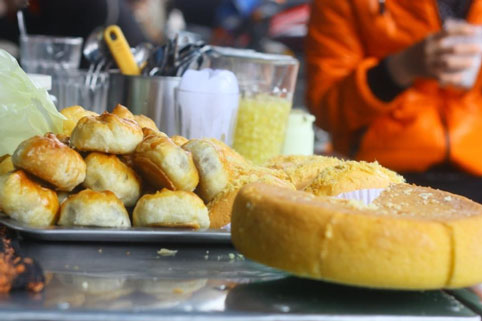 Bánh xíu páo là một trong những thức quà ngon, dân dã của người Hoa trước đây sống trên phố Khách (nay là phố Hoàng Văn Thụ, Lê Hồng Phong) thuộc tỉnh Nam Định. Bánh xíu páo có vỏ bóc được ra thành từng lớp như vỏ bánh pía, nhưng nhân bánh là nhân mặn gồm thịt xá xíu, mộc nhĩ, mỡ lợn, trứng gà....Chiếc bánh xíu páo chiên vàng ruộm từ lâu đã là món ăn vặt quen thuộc của nhiều thế hệ học sinh nơi đây.