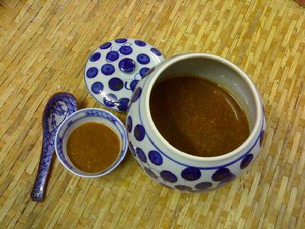 Tương Nam Đàn là một đặc sản tinh khiết, thơm ngon của xứ Nghệ. Nguyên liệu chính được làm bằng thứ đỗ tương xuân hè trồng trên chính đất Nam Đàn. Tương có hai loại mặn và ngọt. Tương mặn dùng ăn hàng ngày, tương ngọt làm vào những chĩnh nhỏ và làm quà biếu. Tương Nam Đàn dùng để làm nước chấm, kho cá, kho thịt… Trong một chai tương Nam Đàn có tới ba tầng khác nhau nếu nhìn từ ngoài vỏ. Tầng trên cùng là đậu hạt mới chỉ được dập vỡ làm đôi. Tầng giữa là nước tương có màu Hổ Phách, còn tầng dưới cùng là mốc tương có màu vàng thẫm. Vị mặn ngọt hòa lẫn tạo ra hương vị đặc biệt của tương, nếu làm nước chấm có dính thêm mẻ đậu thì có vị ngọt bùi.