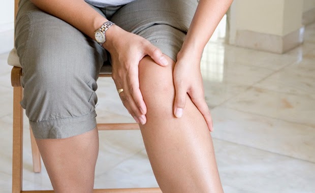 Bệnh vi&ecirc;m khớp kh&ocirc;ng chỉ l&agrave; vấn đề của ri&ecirc;ng người gi&agrave; m&agrave; tuổi trẻ cũng dễ mắc phải. 