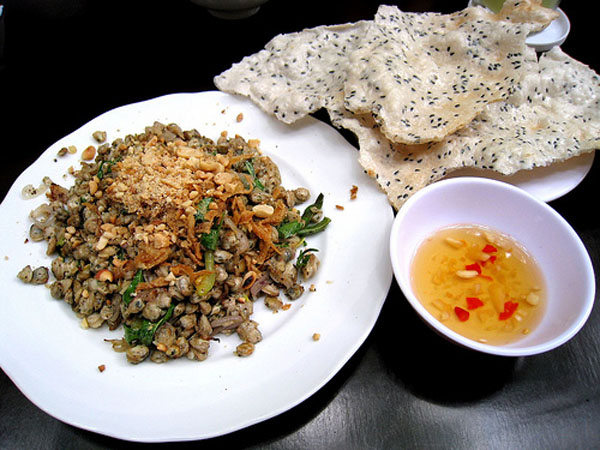 Bánh đa đúc hến là một món nhậu quen thuộc của người dân xứ Nghệ mỗi lần tụ tập. Hến dùng kèm là hến được đãi sạch từ sông Lam, chọn những con to, béo rồi xào cùng mỡ. Khi ăn người ta bẻ từng miếng bánh đã Đô Lương, biến nó thành chiếc thìa và nhẩn nha xúc từng con hến cho vào miệng.