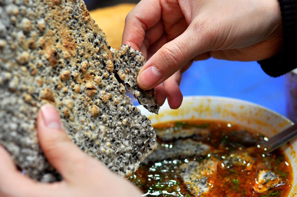 Bánh đa được làm từ bột gạo, tiêu, tỏi và các gia vị khác. Nguyên liệu tuy đơn giản, dễ kiếm nhưng để có một chiếc bánh ngon đòi hỏi rất nhiều công phu. Bánh đa là thứ bánh dân dã, dễ ăn kèm với các món khác hoặc ăn riêng cũng được. Món “bún giá cá ruốc” sẽ ngon hơn nhờ một miếng bánh đa, bỏ lên ít bún, thêm ít giá sống và cùng một mẩu nhỏ cá hấp, rồi chấm vào bát ruốc (mắm tôm) đã dầm ớt vắt chanh. Vị cay nồng hòa cùng vị ngọt bùi thêm một ít vị chua, khi ăn mồ hôi túa ra, thật sảng khoái!