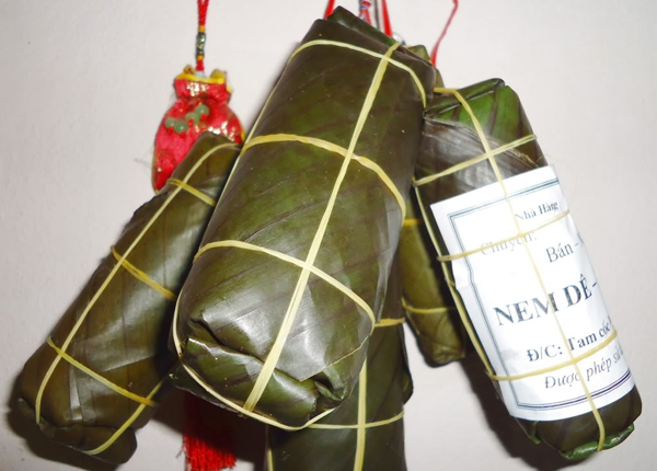 Nem dê Ninh Bình là một món ăn mát, bổ được chế biến từ thịt dê. Cái vị nem dê chua chua ngọt ngọt, thơm nồng vị của núi rừng làm người ăn một lần sẽ khó có thể quên. Nem dê ăn cùng với lá sung, lá ổi, cùng với khế, quả chuối xanh, lá mơ, rau thơm chấm với tương gừng, khi ăn người ăn sẽ cảm nhận được vị ngọt, cay, thơm lan toả.  Ở Ninh Bình, dê sống thành bầy, đàn trên các sườn núi, các hộ Đăng ký và nhận 60K 24 bao lì xì miễn phí mỗi ngày nuôi thả dê cả năm trên núi, chỉ khi nào dê trưởng thành mới vào núi bắt về làm thịt. Thịt dê do sống quanh năm trên núi và ăn các loại lá cây rừng nên dai, giòn, ít mỡ, vị ngọt thanh và rất bổ dưỡng. Người ta đem dê về xẻ thịt chế biến thành các món trong đó có món nem dê.