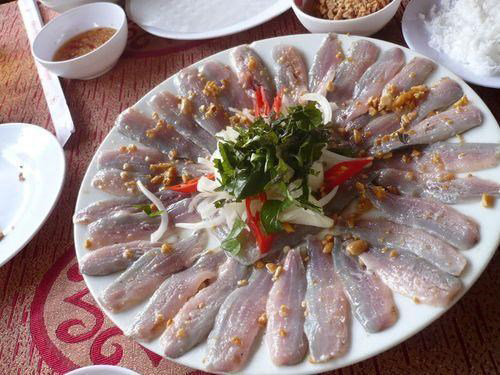 Là một trong những đặc sản ẩm thực nổi tiếng của Ninh Bình, gỏi cá nhệch khiến bao du khách phải say lòng, ăn một lần nhớ mãi không quên. Những con cá được chọn phải tươi ngon, thuộc loại to từ 400kg trở lên, bụng béo trắng, lưng xanh màu đá thẫm qua nhiều khâu chế biến hết sức tỉ mỉ, cầu kỳ mới làm nên được món gỏi không có vị tanh của cá, khi ăn có hương vị thơm ngon xen lẫn vị bùi của gạo nếp rang cùng vị chua thanh của dấm và vị cay nồng ấm của gừng, tiêu, ớt, xả trong nước chấm. Đến Ninh Bình phải ăn gỏi cá Kim Sơn mới cảm nhận hết được hương vị thơm ngon của món gỏi cá này.