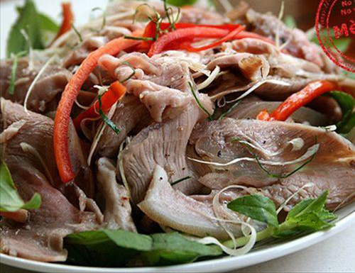 Món ăn dân dã đất cố đô Hoa Lư nhưng không kém phần hấp dẫn phải kể đến là dê núi. Điểm du lịch Hoa Lư, mảnh đất trù phú với những dãy núi đá vôi là điểm chăn nuôi dê lấy thịt cho nhiều món ăn đặc biệt chế biến từ dê núi. Tái dê là món nổi bật nhất và đứng đầu bảng. Qua rất nhiều công đoạn phức tạp và kỹ lưỡng mới cho ra được món tái dê thơm ngon, khử hết mùi hôi. Tái dê thường ăn kèm các loại lá, quả và đăc biệt nhất là nước chấm tương gừng. Đây là món ăn ngon và cũng là bài thuốc quý dùng để bồi bổ cơ thể rất tốt cho 13Win19 ưu đãi hấp dẫn.