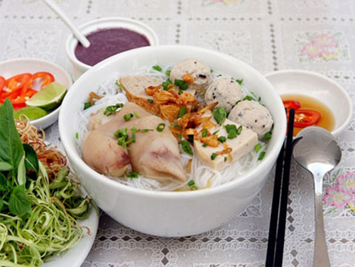 Đúng như tên gọi, bún mọc Tố Như gồm có bún, mọc, rau sống và nước dùng, thành phần tuy đơn giản nhưng người làm bún phải rất kỳ công từ khâu chọn nguyên liệu và cách ăn thì không như những nơi khác, chan nước vào bát to bỏ sẵn bún và mọc mà được để riêng thành từng đĩa, tùy người dùng lựa chọn ăn nhiều, ăn ít, ăn đến đâu lấy đến đó. Nếu bạn có dịp ghé chân nhà thờ Phát Diệm – Kim Sơn đừng bở lỡ món bún độc đáo này.
