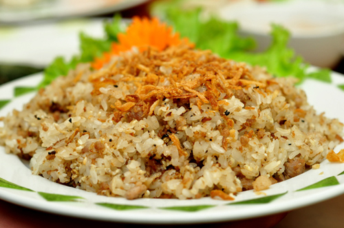 Nho Quan là vùng đồi núi đá vôi lởm chởm, nơi cư ngụ của loài kiến nâu có trứng dùng để là nên món xôi trứng kiến lạ lẫm. Hàng năm vào tháng 2 âm lịch, người dân địa phương lại bắt đầu hành trình đánh trứng kiến. Phải quan sát kỹ, chọn những tổ căng tròn có nhiều trứng. Trứng kiến mang về được rửa nước ấm, ráo nước, tẩm ướp gia vị rồi chế biến thành món ăn độc đáo này. Xôi trứng kiến Nho Quan là quà đặc biệt mà thiên nhiên ưu ái cho 13Win 19.com nhiều ưu đãi hấp dẫn và vùng đất Ninh Bình, ai một lần được thưởng thức hẳn sẽ nhớ mãi không quên.
