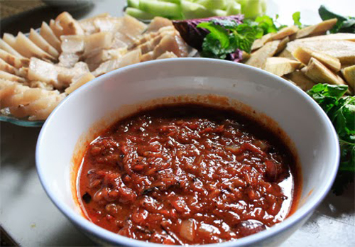 Đến Ninh Bình, du khách đừng bỏ lỡ cơ hội thưởng thức món đặc sản mắm tép Gia Viễn để tận hưởng cái độc đáo trong văn hóa ẩm thực của người Ninh Bình. Loại mắm này được làm từ loại tép riu còn tươi, già, thân tròn nhỏ và màu xanh lam. Sau khi chế biến, người ta phải bịt kín để từ một tháng trở lên mới đem nấu chín ăn. Lúc này mắm mới ngon ngọt, đậm đà, rất hấp dẫn.