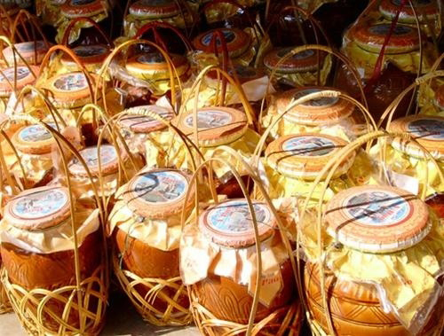 Là một đặc sản của Kim Sơn, rượu Lai Thành có tên bắt nguồn từ xã Lai Thành, nơi đã chưng cất nên loại rược độc đáo, nổi tiếng Ninh Bình. Từ những hạt gạo nếp cái hoa vàng tròn, thơm, cùng quy trình kỹ thuật và khâu lựa chọn chất men, nguồn nước kỹ lưỡng, người dân nơi đây đã nấu lên loại rượu càng để lâu càng ngon, dù ở cách xa đến hàng trăm mét, vẫn không thể giấu nổi mùi thơm.
