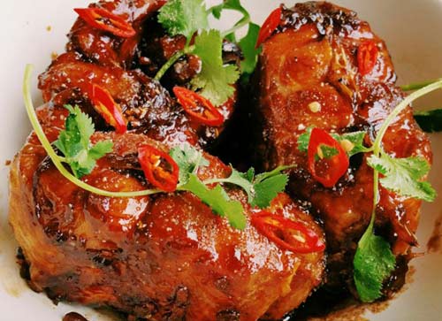 Ninh Bình vốn nổi danh với thịt dê và cơm cháy lại có món cá kho gáo khá độc đáo và lạ lẫm. Gáo là một loại cây tầm nổi thường mọc ở khe suối hoặc chân đồi, không chỉ có tác dụng làm thuốc mà còn dùng để nấu ăn. Quả gáo có vị chua,hơi ngọt mát và có mùi thơm nên thường được dùng để nấu các món canh chua thay me, sấu tuy nhiên ngon hơn cả là món cá kho gáo. Với hương vị rất đặc biệt, không ngấy mà lại khử được mùi tanh của cá cùng mùi thơm của gáo làm nên một món ăn nổi tiếng đặc sản Ninh Bình.