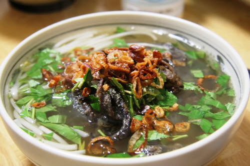 Cùng với cơm cháy, tái dê, miến lươn cũng là món đặc sản nổi tiếng ở Ninh Bình được nhiều người biết đến. Không như những nơi khác, lươn ở Ninh Bình để làm miến chỉ chọn lươn cốm, lưng nâu hồng bụng vàng rộm, con hơi nhỏ nhưng thịt rất thơm và săn chắc. Miến lươn thường ăn kèm hoa chuối để làm nên vị thanh dịu mà không bị tanh của lươn. Nếu ai đã từng một lần thưởng thức miến lươn Ninh Bình đều mong muốn được một lần quay lại nơi đây để thưởng thức món đặc sản bình dị này.