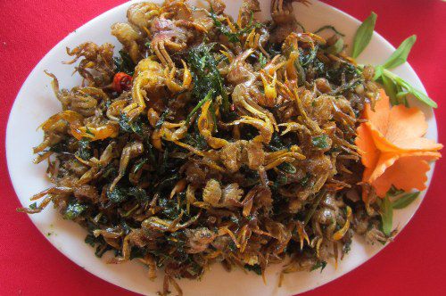 Một món ăn dân dã mang đậm hương vị đồng quê mà du khách nên nếm thử khi dừng chân manh đất cố đô đó là món cua đồng rang lá lốt. Từ những con cua đồng béo ngậy cùng lá lốt rửa sạch thái sợi rang giòn tạo nên một hương vị quê nhà đặc biệt, mang đến cho du khách nhiều cảm nhận bất ngờ. Nếu như trước đây những món ăn từ cua đông chỉ là món ăn giản dị ở những vùng quê nghèo thì ngày nay nó đã trở thành món đặc sản khiến bao du khách không thể chối từ.