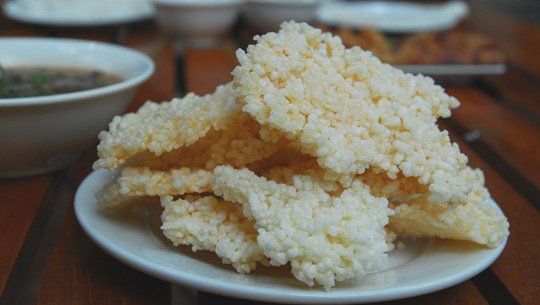 Cơm cháy Ninh Bình là một trong những đặc sản ẩm thực nổi tiếng nhất của Ninh Bình. Địa bàn phát triển loại hình ẩm thực này chủ yếu là ở ven đường Quốc lộ 1, thành phố Ninh Bình và các khu du lịch. Cơm cháy Ninh Bình khác với các vùng khác từ cách chiên cho đến nước sốt đi kèm. Cơm cháy ngon có màu vàng nhạt, đều hạt, giòn mà vẫn dẻo, vị bùi, béo mà không ngán.
