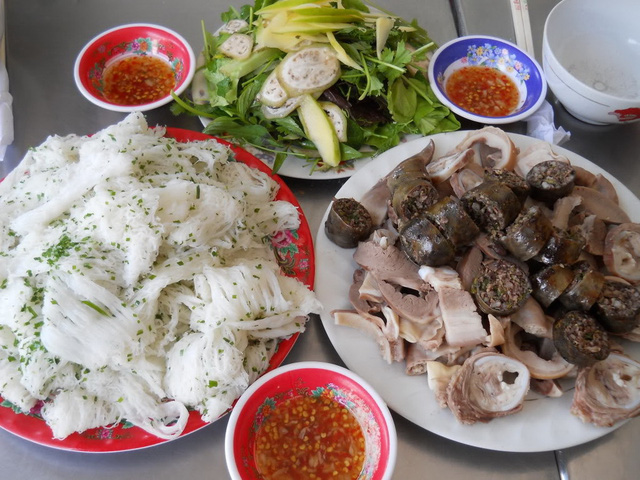 Đĩa bánh hỏi lòng heo thường gồm có bánh hỏi trắng mịn phết chút mỡ hành trông vô cùng hấp dẫn, đĩa lòng heo luộc mềm mềm, béo ngậy, bánh tráng mỏng, thêm phần rau sống đủ loại và chén nước mắm ớt.  Đĩa lòng heo thường gồm đủ tim, gan, cậy, phèo non và nhất định không thể thiếu thịt ba chỉ vừa trắng vừa dai giòn, hấp dẫn. Phần đặc biệt quan trọng của món ăn này chính là nước chấm được pha chế đậm đà, vừa ăn, thêm chút ớt cay cay giúp nâng niu khẩu vị của thực khách.