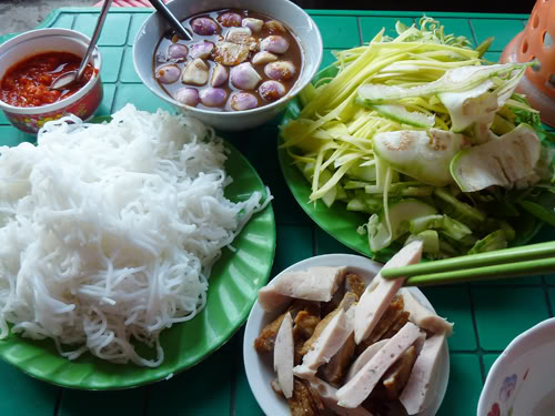 Bún mắm nêm là món phổ biến nhất nhì Phan Rang. Khắp các con đường lớn nhỏ đều dễ thấy quán bún mắm nêm. Chưa đến quán, mới nghe mùi nưng nức đặc trưng là đã chảy nước miếng. Chính vì có mùi như thế nên nhiều người ngại ăn bún mắm nêm, nhưng ngược lại, nhiều người nghiện nó cũng vì cái mùi tỏa lan và độc nhất ấy. Bún mắm nêm rất đơn giản, chẳng cần nước dùng hay than đỏ lửa, cứ trần trụi cho thẳng các nguyên liệu vào bát, trộn đều là ăn ngon lành.  Một vắt bún tươi cho vào bát, thêm chút rau sống, cà pháo và chén mắm nêm cay cay mặn mặn là xong. Nếu thích bạn có thể cho thêm miếng chả lụa, chả cá… Thật nhanh, thật gọn và thật dân dã.
