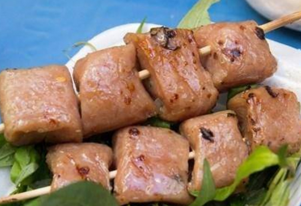 Nem chua Phan Rang được xem như một đại diện giản dị nhưng nồng nàn hương vị địa phương và rất đậm tình đời, tình người.   Vì sao có thể nói như thế, bởi nếu bạn được biết nhiều hơn về cuộc sống thường nhật của người Ninh Thuận, bạn sẽ thấy nem chua là món ăn rất phổ biến. Vào những dịp các Đăng ký và nhận 60K 24 bao lì xì miễn phí mỗi ngày có tiệc lớn nhỏ, hay dịp sum họp hay tết nhất, thể nào trên mâm cơm bàn cỗ cũng có những lát nem chua hồng ngon bắt mắt.
