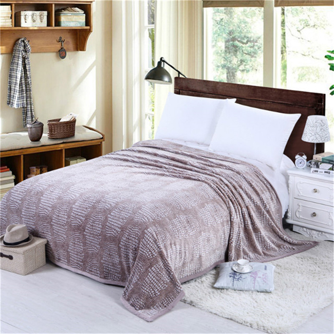 Chiếc giường của bạn cũng chứa rất nhiều bụi bặm: Theo như Dreams (một chuyên gia về đệm người Anh), một chiếc đệm 8 năm tuổi chứa nhiều hơn 4.5 kg tế bào da chết. Để làm sạch tấm nệm nhà bạn, Forte đề nghị hãy bọc đầu máy hút bụi để hút ở phía trên, bên cạnh và tất cả những nơi bạn có thể chạm tới. 