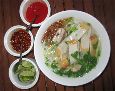 Bánh canh chả cá Ninh Thuận là sự hòa quyện giữa vị thơm ngon của cá, tôm; vị ngọt đậm đà của nước súp làm từ cá biển mà không nơi nao có được. Điểm khác biệt của món bánh canh Ninh Thuận là sợi bánh được làm bằng bột gạo chỉ to hơn sợi bún bình thường và nước nấu bằng cá biển, vị nước ngọt bởi xương cá, đó chính là điểm khác biệt làm nên hương vị khó quên cho món ăn này. Bánh canh Ninh Thuận được ăn kèm với chả cá. Có thể là cá thu ảo hay cá mối được lóc thịt, giã nhuyển rồi chiên hoặc hấp  chả vừa dai vừa mềm, vị ngon ngọt của cá còn giữ đậm đà. Ngoài chả cá hấp hoặc chiên, người sành ăn thương đoài cho được 1 tô bánh canh cá ngừ dầm. Nước dùng được nấu với lửa riu riu nên rất trong, ít béo, với những sợi bánh thanh mảnh, điểm thêm màu vàng của những lát chả cá chiên. Màu xanh của hành ngò, mùi tiêu, mùi gia vị bốc lên thật hấp dẫn. Vắt một múi chanh, chan thêm tý nước mắm dầm ớt hiểm là bạn có tô canh nóng hổi ngon tuyệt.