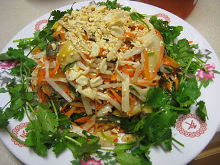 Người dân địa phương Ninh Thuận và một số nơi khác còn gọi ốc nón là “ốc vú nàng” bởi hình dáng giống với gò bồng đảo của người phụ nữ. Ốc nón có thể làm thành nhiều món ngon, đơn giản nhất là luộc và nướng. Cầu kỳ hơn một chút là món gỏi. Nguyên liệu trộn gỏi chung với thịt ốc nón là thịt ba rọi, dưa leo cắt mỏng, rau răm và đậu phộng giã nhuyễn, hành phi…