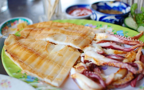 Mực một nắng của Phan Rang có vị thơm, mềm và ngọt bởi cái vị rất riêng của biển Ninh Thuận. Du khách trong và ngoài nước mỗi khi đến đây đều không thể bỏ qua món ăn đặc biệt và mới lạ này. Thưởng thức món mực một nắng nướng, du khách sẽ cảm nhận được cái nắng, cái gió và vị mặn của biển Ninh Thuận.