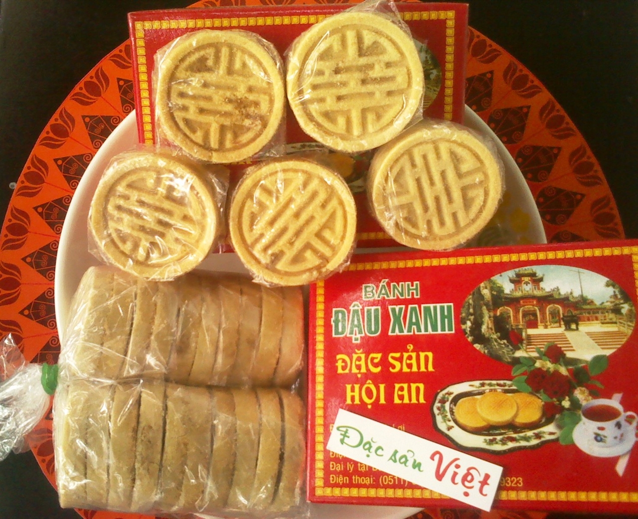 Nếu một lần bạn đến Hội An để thăm quan Chù Cầu, Phố Hội thì bạn cũng đừng quên ngồi đâu đó để uống một ly nước trà và ăn vài chiếc bánh đậu xanh Hội An. Sẽ tuyệt vời lắm, trong một không gian bình yên phố cổ, với cái vị ngọt của bánh, cái mùi thơm của đậu xanh khi được nướng lên, bạn sẽ thấy cuộc sống thật tươi đẹp và tràn đầy sức sống biết bao…Từ lâu, với những người Quảng Nam, bánh đậu xanh Hội An luôn là món quà được ưu tiên mỗi khi đi xa để dành làm quà tặng ai đó. Luôn được bày bán trong các cửa hàng với các bao bì, bày trí đẹp mắt, bánh đậu xanh Hội An sẽ một một  lựa chọn tuyệt cho những ai thích mua những món quà gọn nhẹ.