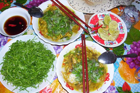 Đến làng Bình Định, Thăng Bình (Quảng Nam), du khách có lẽ khó cầm lòng với đặc sản dân dã có từ bao đời nay: cháo lươn xanh (ăn với cải xanh) hay còn gọi là cháo lươn gạo si. Gạo si (từ giống lúa cổ của địa phương) nấu loãng với đậu xanh xay nhỏ trong một nồi riêng. Lươn đồng cũng đem làm sạch, chặt từng khúc nhỏ bằng lóng tay, trộn đều với gia vị rồi um lên bằng nồi đất đậy lá chuối non. Khi tô cháo nóng hổi với lươn om thơm phức được bưng lên, người xứ Quảng có thể bỏ luôn một lần cải và các lọai rau, bánh tráng bẻ nhỏ vào tô cháo để vừa thổi vừa xuýt xoa ngon miệng; hoặc thong thả bỏ vài cọng cải xanh vào từng thìa cháo để thấy vị cay cay của cải xanh, vị béo mà thơm nồng của lươn, vị ngọt dịu thoang thoảng mùi hương của cây lúa quê nhà.