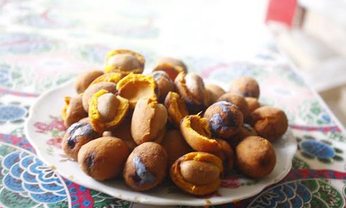 Cọ ỏm là thứ quà rất nhiều du khách muốn thưởng thức khi đến Phú Thọ. Chỉ với một nồi nước đun liu riu, thả những quả cọ vào nồi, đun nhỏ lửa từ 5 đến 10 phút rồi đổ ra rổ đến khi ráo nước là có thể ăn. Người khéo léo sẽ cho mẻ cọ có màu nâu sậm, sau khi ỏm xong, nồi cọ có một lớp váng giống như váng mỡ nổi quanh nồi.