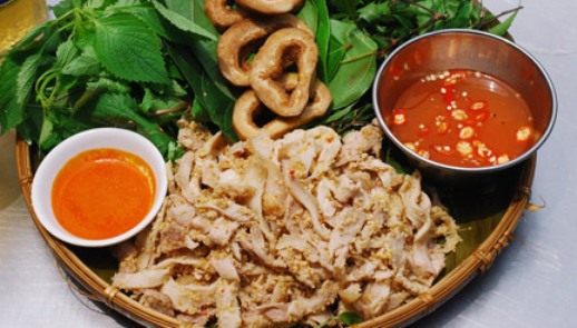 Thịt chua là một đặc sản của người Mường vùng Thanh Sơn, tỉnh Phú Thọ. Thịt để làm món này ngon nhất là loại lợn lửng do người Mường nuôi tự nhiên, quanh năm ăn củ và trái cây rừng. Loại lợn này thường chỉ nặng từ 15kg – 30kg, thịt ít mỡ và rất thơm.  Món này được chế biến từ hai thành phần chủ yếu là thịt lợn và thính rang xay mịn. Với những nguyên liệu, các loại gia vị đặc thù và cách thức chế biến riêng mà thịt chua Phú Thọ có một hương vị độc đáo khó chối từ.