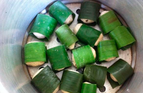 Phù Ninh là vùng quê nổi tiếng với cây cọ. Bên cạnh nón lá cọ, mành cọ, ở đây còn có một đặc sản hấp dẫn du khách là cơm nắm lá cọ. Để có nắm cơm lá cọ, phải tìm những lá cọ non của những cây cọ mới mọc thấp ngang thắt lưng. Cơm nấu chín, xới ra, dùng khăn ướt hoặc tay nhúng nước lạnh nắm tròn lại, lăn cho kỹ, cho nhuyễn, tùy khẩu phần ăn cho một hay nhiều người mà chia thành nắm to, nắm nhỏ.  Sau đó cho vào tàu cọ, túm lại buộc một đầu, lăn qua lần nữa cho chặt. Từng nắm cơm với những viền sọc được tạo hình từ lá cọ đượm thơm mùi gạo quê quyện với hương của lá cọ, chấm với muối vừng lạc hay sườn lợn rang muối mới thấy hết được vị ngon, ngai ngái của lá cọ không nơi nào có được của món ăn dân dã này.Phù Ninh là vùng quê nổi tiếng với cây cọ. Bên cạnh nón lá cọ, mành cọ, ở đây còn có một đặc sản hấp dẫn du khách là cơm nắm lá cọ. Để có nắm cơm lá cọ, phải tìm những lá cọ non của những cây cọ mới mọc thấp ngang thắt lưng. Cơm nấu chín, xới ra, dùng khăn ướt hoặc tay nhúng nước lạnh nắm tròn lại, lăn cho kỹ, cho nhuyễn, tùy khẩu phần ăn cho một hay nhiều người mà chia thành nắm to, nắm nhỏ.  Sau đó cho vào tàu cọ, túm lại buộc một đầu, lăn qua lần nữa cho chặt. Từng nắm cơm với những viền sọc được tạo hình từ lá cọ đượm thơm mùi gạo quê quyện với hương của lá cọ, chấm với muối vừng lạc hay sườn lợn rang muối mới thấy hết được vị ngon, ngai ngái của lá cọ không nơi nào có được của món ăn dân dã này.