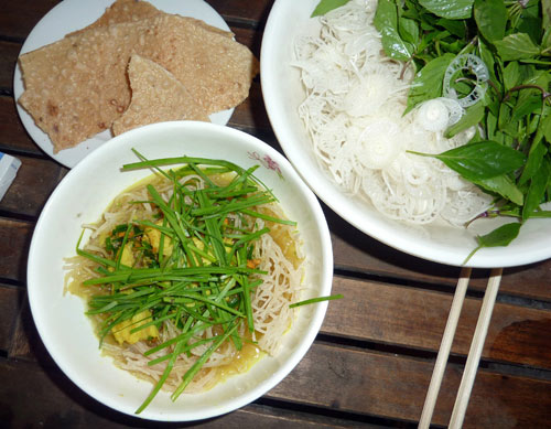 Về Quảng Nam các bạn đừng quên thưởng thức món ăn ''phở sắn cá lóc đồng'', món ăn tuy đơn giản mộc mạc nhưng nó lại mang hương vị đặc trưng của mảnh đất xứ Quảng.  Bát phở sắn khi ăn có chút dai, bùi của sợi sắn, vị ngọt đậm đà của cá lóc đồng, vị hơi chát của chuối non, mùi thơm của các loại rau húng, tía tô lẫn trong vị cay nồng của ớt. Nhờ đó, món ăn rất đặc trưng, khó lẫn với bất kỳ loại phở nào.