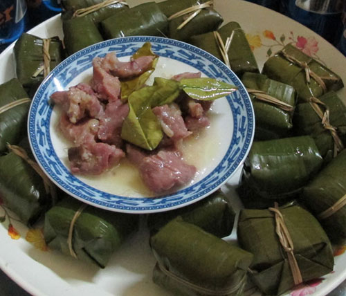 Nguyên liệu làm món nem nướng chỉ đơn giản là thịt heo quê tươi ngon, đa phần là nạc chỉ cho bám thêm một chút mỡ.  Những người Quảng xa nhà, ngồi ở đâu nhậu mà nghe nhắc tới món nem này là nước miếng cứ tứa ra vì…thèm. Bởi khi có lửa than nóng rực mà bỏ nem vào chỉ có phần lá chuối cháy thơm phức, còn phần mỡ thừa thì chảy hết ra làm tăng nhiệt cho phần thịt đã lên men chín tái. Lấy tay bóc tách hết phần lá cháy, phần thịt nem chua chua, tái tái, nóng nóng nhấm nháp uống với bia mát lạnh hoặc rượu thì không còn gì thú bằng.
