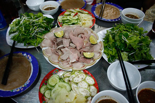Một trong những đặc sản ở Quảng Nam xếp ngang hàng với mì Quảng là bê thui Cầu Mống. Muốn thưởng thức bê thui Cầu Mống chính hiệu thì phải đến với mảnh đất Điện Bàn.  Quả thật không ở đâu có thể sánh kịp với bê thui ở Cầu Mống (Điện Phương, Điện Bàn). Cái vị bê tái ngòn ngọt, dai dai, bùi bùi, thịt màu hồng đào bắt mắt, da giòn rùm rụm, hay chén mắm cái thơm lừng, cay nồng của ớt, âm ấm của gừng làm “ngây ngất” vị giác của thực khách.