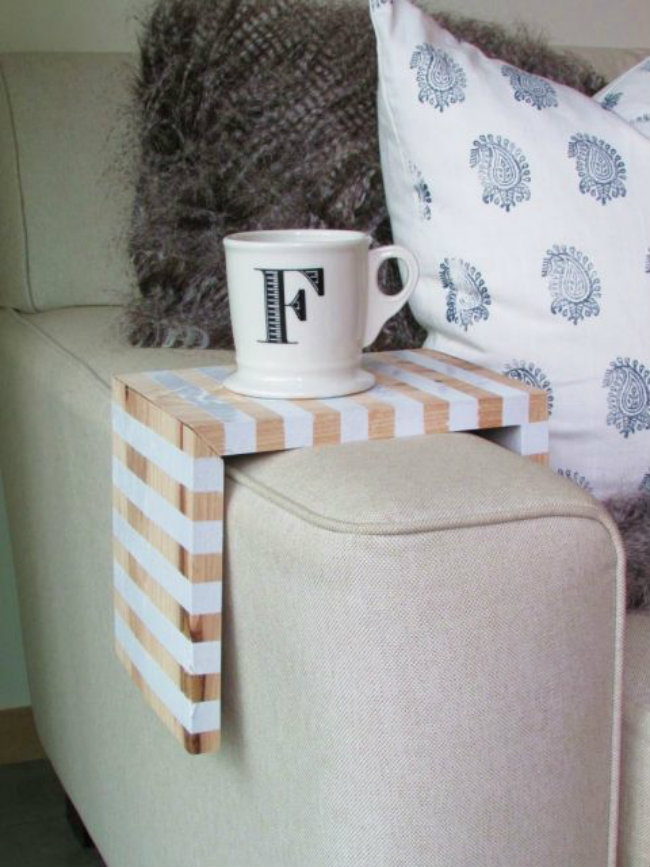 Tay ghế sofa có thể sử dụng như chiếc bàn nhỏ. Nhiều lúc bạn không cần sử dụng đến một chiếc bàn, hãy để tách café hay cốc trà ngay trên tay ghế sofa, bạn có thể vừa xem phim vừa thư giãn. 