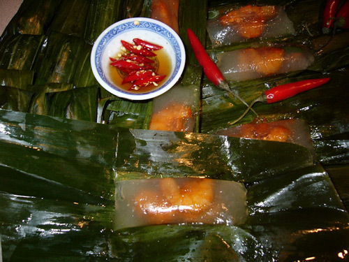 Bánh lọc vốn từ trong Huế, Đông Hà ra rồi neo lại ở Quảng Bình, được bổ sung thêm hương vị mới, trở thành một món ăn đặc biệt nhất của tỉnh Quảng Bình. Không mấy ai qua Đồng Hới lại không muốn nếm thử và mua bánh làm quà.  Nguyên liệu của bánh lọc chỉ đơn giản là bột sắn lọc, tôm, mộc nhĩ và một ít gia vị khác của vườn nhà. Tôm dùng cho bánh chỉ là loại nhỏ ở cửa sông, vừa đậm vị phù sa của đồng, vừa mặn mòi vị biển.  Bột sắn sau khi đã lọc, đem luộc chín vài phần (khi nhìn thấy lớp ngoài trong suốt), phần nhân bên trong còn trắng, sồn sột sống. Vớt bột ra để nguội, đem nhồi kỹ trộn phần sống lẫn phần chín. Đây là thao tác công phu nhất của người làm bánh lọc.  Mỗi chiếc bánh bột lọc bọc một con tôm, ít lát thịt rim và gia vị, vắt thành hình một tai bèo nhỏ. Có thể đem trụng (nhúng) nước sôi ăn ngay hay gói lá chuối đem hông (đồ như đồ xôi), dành cho người mang đi xa. Loại bánh gói này có thể để nhiều ngày, khi ăn, đem hấp lại cho nóng, vẫn thơm dẻo như bánh mới, được chấm với nước mắm chắt Quảng Bình với những lát ớt cay xé lưỡi mới càng đáng nhớ.