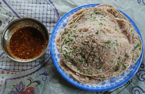 Khác tất cả các loại bánh xèo thường thấy, bánh xèo Quảng làm bằng bột gạo lứt màu đỏ đặc trưng với những hoa văn nổi đều đẹp.  Bánh xèo là mộ trong những món đặc sản Quảng Bình ăn kèm với nhiều nguyên liệu đặc sắc khác như cá chuối, nộm, rau sống. Trong đó, có món “cá chuối” thật đặc biệt. Đó không phải tên một loại cá mà là chuối sứ bánh tẻ gọt vỏ, ngâm với phèn hoặc chanh rồi thái nhỏ, luộc chín, uốn thành hình con cá, nhúng qua vào bát gia vị. Nộm gồm giá, rau két và vừng. Bánh xèo cuốn rau sống, cá chuối, nộm, rồi kẹp bánh đa kèm nước chấm ngon.