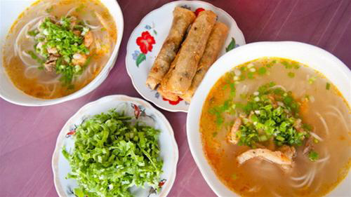 Cháo canh là một trong những đặc sản Quảng Bình cũng như phở Hà Nội hay bún bò Huế. Có người gọi là cháo bánh canh hay bánh canh Quảng Bình bởi thành phần của nó là những sợi như bánh canh gạo.  Giản dị và không hề trau chuốt, loại sợi bánh canh này được làm thủ công, từ nhào, cán, cắt mỏng nên khá to, dày, cứng. Thêm nước dùng sền sệt với sự kết hợp của cá, tôm, thịt heo nạc... Khi phục vụ khách, cháo canh được rắc lên hành, ngò thái mỏng thơm lừng. Món cháo canh ăn kèm với rau cải xanh thái nhỏ tạo cảm giác bùi bùi, cay hăng khi thưởng thức.