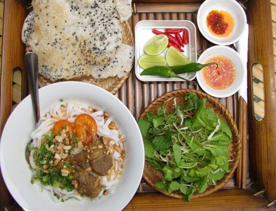Mỳ Quảng – món ăn đặc sắc của Quảng Nam với thịt gà dai dòn, mùi thơm nồng của rau, vị béo ngậy của thịt của dầu, hương thơm của đậu phụng, chất giòn béo của bánh tráng .. đã trở thành món ăn tinh túy của những người con miền Trung.
