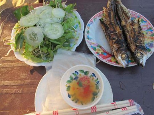 Cá chuồn ở Núi Thành chế biến được nhiều món ngon: cá chuồn nướng, cá chuồn áp nén chiên giòn, cá chuồn nấu canh với rau ranh, rau muống, nấu cháo gạo, kho, luộc… nhưng không món nào có thể thiếu gia vị là củ nén. Tầm tháng Ba đến tháng Năm âm lịch, nếu bạn có dịp về biển Rạng (Núi Thành – Quảng Nam) giữa mùa rộ cá chuồn, nhưng hiếm, đắt và ngon nhất vẫn là cá chuồn xanh. Cá chuồn xanh nướng có mùi vị đặc trưng không thể lẫn với bất kỳ loại cá nào. Khi ăn cá chuồn xanh nướng cũng không cầu kỳ, cứ cầm hẳn trên tay, bẻ đôi chấm vào nước mắm nguyên chất hoặc muối sống ớt xanh thì không gì thú vị bằng, vừa ăn vừa xuýt xoa, mằn mặn đầu môi vị muối của đại dương… Nhưng sẽ tuyệt vời hơn nếu cá chuồn nướng quấn trong bánh tráng lề (bánh tráng cuốn) kèm rau sống, chấm nước mắm ớt.