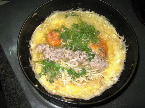 Thoạt nhìn bánh khoái có nhiều nét giống với bánh xèo miền nam. Chỉ khác là bánh to hơn, giòn hơn, chế biến cầu kỳ hơn và đặc biệt bát nước chấm (người dân địa phương thường gọi là nước lèo) mang nhiều hương vị.  Bột để làm bánh phải chọn được loại gạo ngon, xay nhuyễn, hòa với nước thành hỗn hợp lỏng. Để bánh khi chiên được giòn, người ta hòa thêm một ít bột ngô, thêm trứng gà hoặc vịt, ít bột nghệ để bánh có màu sắc đẹp và nhiều dinh dưỡng hơn.
