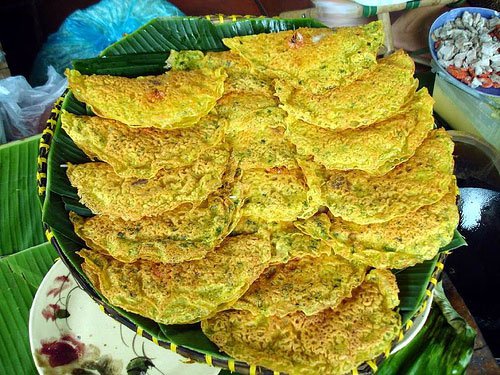 Bánh xèo Quảng Hòa làm bằng gạo đỏ, hoa văn nổi đều, đơn giản nhưng phải đủ các món kèm theo: cá chuối, nộm, rau sống, bánh đa và nước chấm.  Đĩa nộm gồm có giá, rau két và vừng. Đậu đỗ giá làm nộm phải loại đậu đỏ, hạt to bậm. Gạo làm bánh xèo là loại lúa mành màu đỏ, chỉ xay bóc vỏ lúa (còn có tên gọi là gạo đỏ, gạo lứt) ngâm nước khoảng 5 tiếng rồi đem xay, dùng muôi múc cả nước và gạo bỏ vào cối xay từ từ. Xay được hai lần cho gạo mịn. Xay xong, bỏ một ít muối, hành hẹ thái nhỏ vào trong thau nước bột gạo. Khuôn tráng bánh cũng do bàn tay người đàn ông Quảng Hòa (vùng nam Quảng Trạch) làm ra, miệng lớn hơn bát ăn cơm một chút, thành khuôn mỏng, cao khoảng 1,5 cm, đáy bằng phẳng.