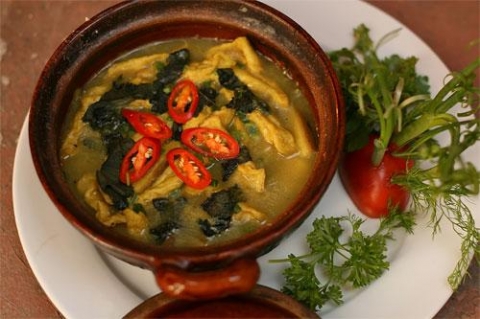 Ở Lâm Thao, món xáo chuối được ưa chuộng ở nhiều làng quê, nhưng có lẽ món ăn này nổi tiếng nhất vẫn là khu Vĩnh Tề thuộc xã Cao Xá.  Món xáo chuối được làm từ các nguyên liệu: Chuối, xương, tương, riềng, tiết lợn và các gia vị khác như: hạt tiêu, bột ngọt… Những nguyên liệu này tuy dễ kiếm nhưng phải bảo đảm những yêu cầu khắt khe thì mới có được một bát xáo chuối thơm ngon, bổ dưỡng.  Nếu như trước kia, xáo chuối là món ăn sang, chỉ được nấu trong những dịp có công to việc lớn của người Lâm Thao, thì nay nó lại là món ăn rất thân thuộc được dùng trong bữa ăn hàng ngày.